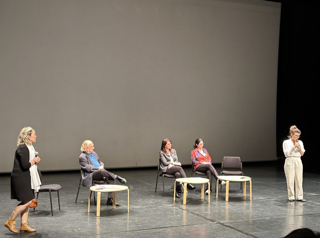 Pascale Reverdy, administratrice Cultures du Coeur, André Fertier, directeur de CEMAFORRE, Christel Le Fournis, CEP Emmaüs Paris, Maïa Jardy, chargée des actions éducatives du Château de Vincennes, et Déborah Münzer, vice-présidente du Conseil Départemental du Val-de-Marne en charge de la culture et adjointe au maire de Nogent-sur-Marne, sur scène lors de la Rencontre Départementale.